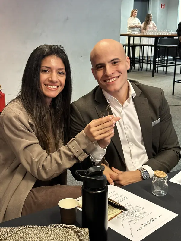Casal unindo as mãos com as chaves